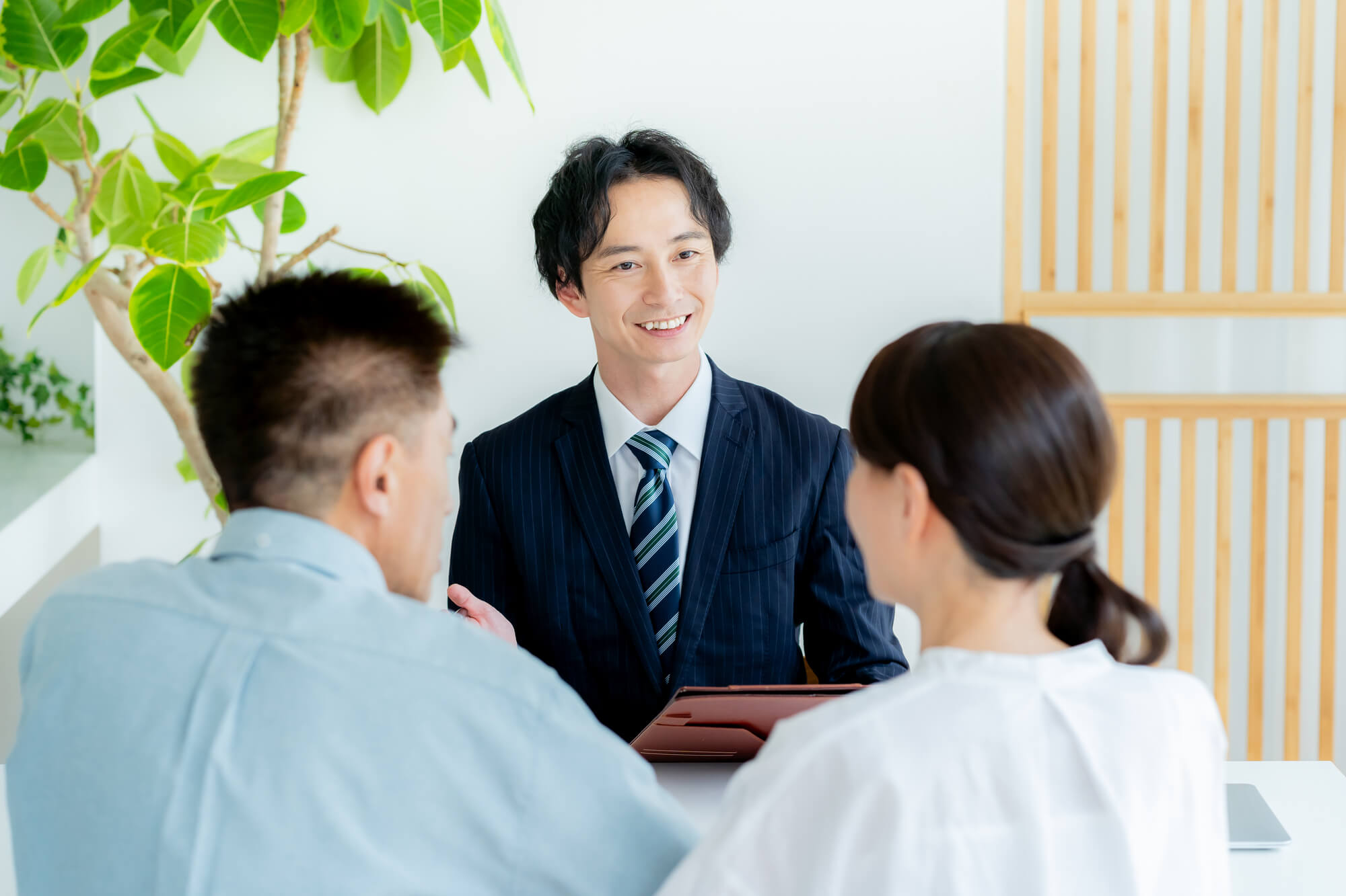 税理士に相談する家族の風景写真